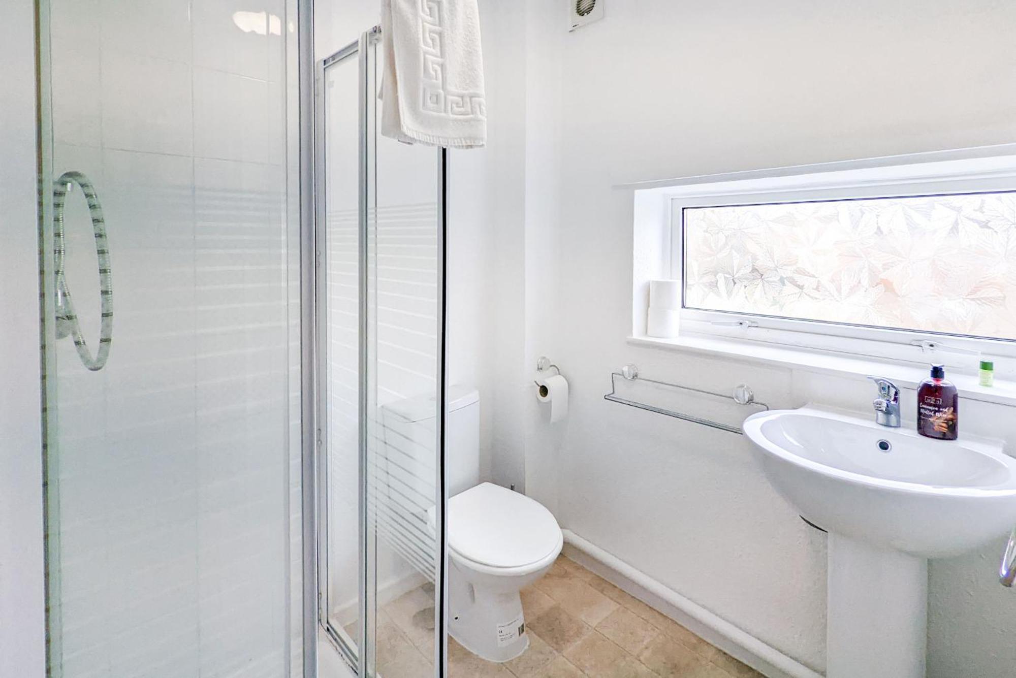 5-Bedroom Contractor House With 10 Beds Free Parking And Free Wifi - Outfield Homes By Your Lettings Short Lets & Serviced Accommodation Peterborough Exterior foto