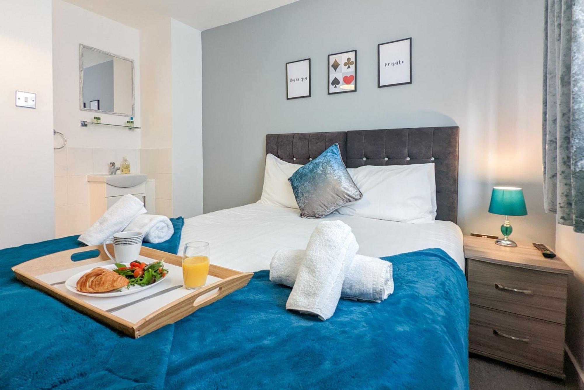 5-Bedroom Contractor House With 10 Beds Free Parking And Free Wifi - Outfield Homes By Your Lettings Short Lets & Serviced Accommodation Peterborough Exterior foto
