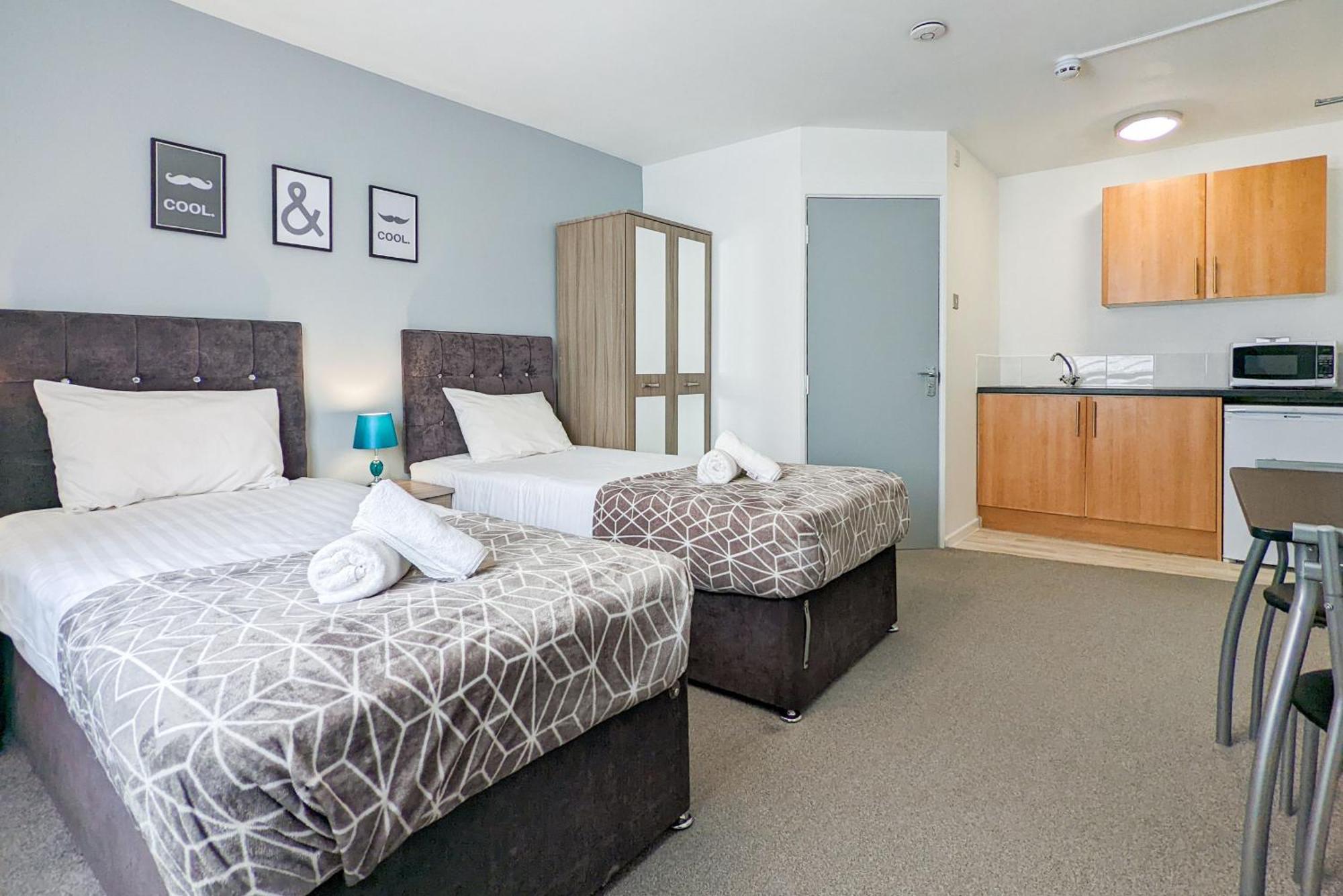 5-Bedroom Contractor House With 10 Beds Free Parking And Free Wifi - Outfield Homes By Your Lettings Short Lets & Serviced Accommodation Peterborough Exterior foto